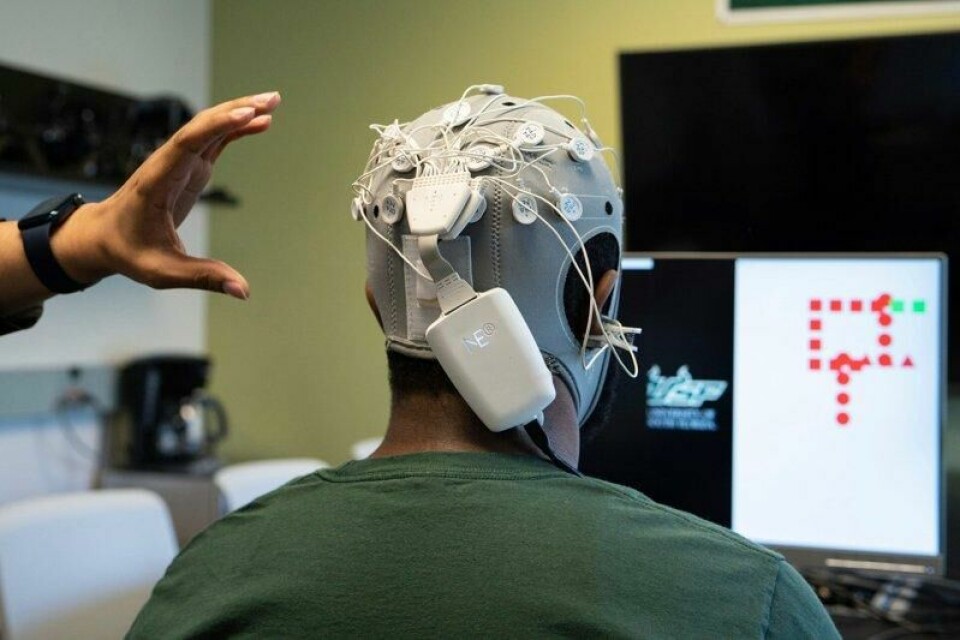 Teknologien med brain-computer interface (BCI) har vært i bruk i lengre tid, men nå har forskere fått et gjennombrudd ved bruk av BCI og kunstig intelligens på å omgjøre tanke til tale hos personer med lammelser. Her fra et forsøkt med BCI-teknologien ved University of South Florida i USA i juni 2022.