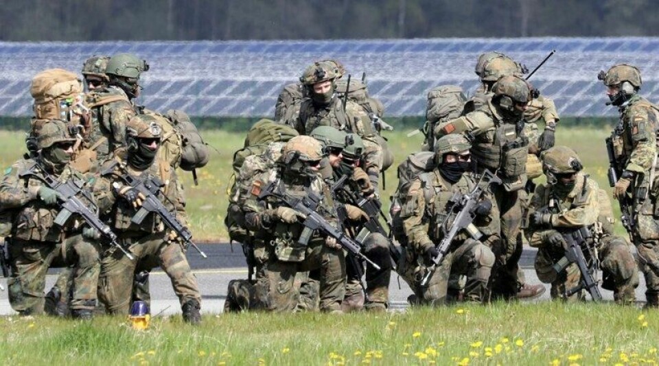 Tyske soldater deltar under Bundeswehr-øvelsen «Fast Eagle» i Barth, Tyskland. (Bernd Wuestneck/dpa via AP) Tyske soldater deltar under Bundeswehr-øvelsen «Fast Eagle» i Barth, Tyskland. (Bernd Wuestneck/dpa via AP) Foto: AP/NTB