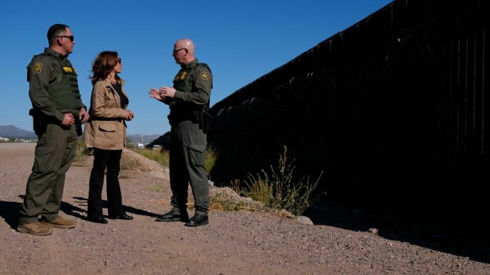 Kamala Harris besøkte grensen mot Mexico tidligere i høst. Kamala Harris besøkte grensen mot Mexico tidligere i høst. Foto: Carolyn Kaster / AP / NTB