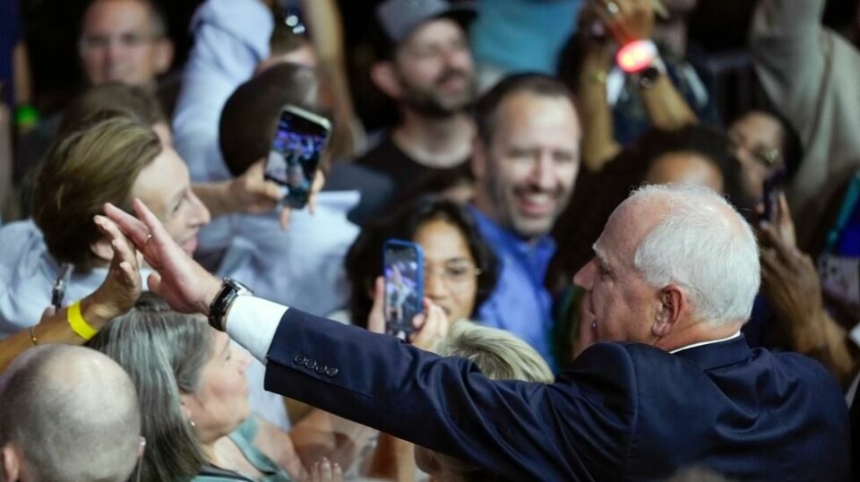Minnesota-guvernør Tim Walz ble mottatt med jubel på valgkamparrangementet i Philadelphia tirsdag kveld. Foto: Matt Rourke / AP / NTB