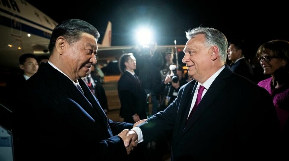 Statsminister Viktor Orban beskylder Nato for å trekke Ungarn inn i en verdenskrig. Bildet viser Orban (t.h.) da han ønsket Kinas president Xi Jinping velkommen til Budapest tidligere i mai. Foto: Ungarske myndigheter / MTI / AP / NTB