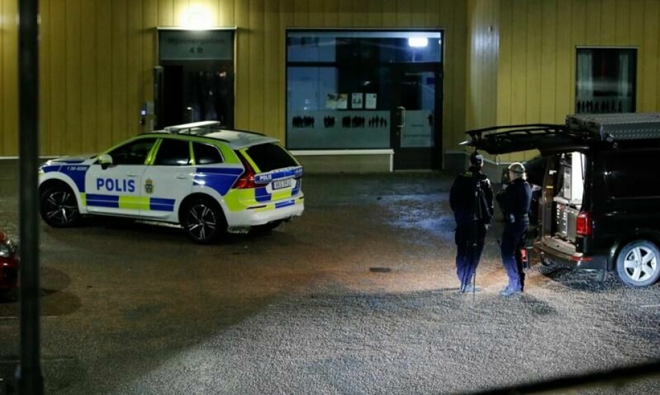 Politiet etterforsker skyteepisoden natt til fredag utenfor Stockholm som et drapsforsøk.