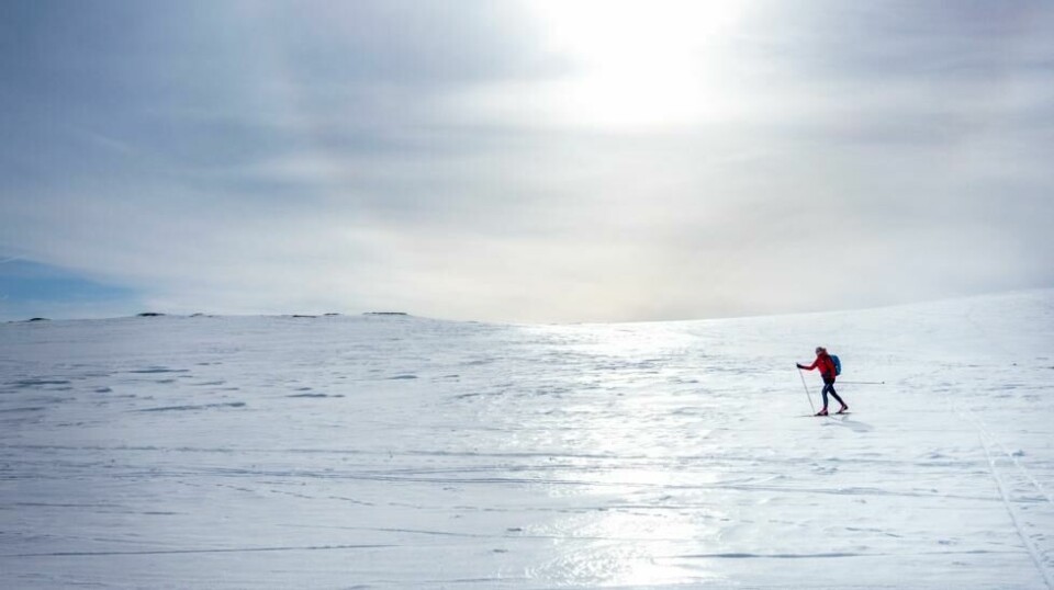 Det trenger ikke nødvendigvis å være strålende sol for at man kan bli solbrent på påskefjellet. Snø reflekterer solstråler svært effektivt, og DSA oppfordrer dermed til å følge med på UV-varselet. Foto: Gorm Kallestad / NTB