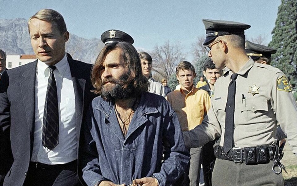 I 1969 ble Charles Manson arrestert, blant annet for sin rolle i drapet på skuespillerinnen Sharon Tate. Han hadde en stor tilhengerskare av unge kvinner som utførte drapene for ham. Også etter hans dom fikk han mye frierbrev fra kvinner. Han forlovet seg med en 26 år gammel kvinne i 2014, men bryllupet ble aldri noe av. Manson døde i 2017 83 år gammel. I 1969 ble Charles Manson arrestert, blant annet for sin rolle i drapet på skuespillerinnen Sharon Tate. Han hadde en stor tilhengerskare av unge kvinner som utførte drapene for ham. Også etter hans dom fikk han mye frierbrev fra kvinner. Han forlovet seg med en 26 år gammel kvinne i 2014, men bryllupet ble aldri noe av. Manson døde i 2017 83 år gammel. Foto: NTB scanpix