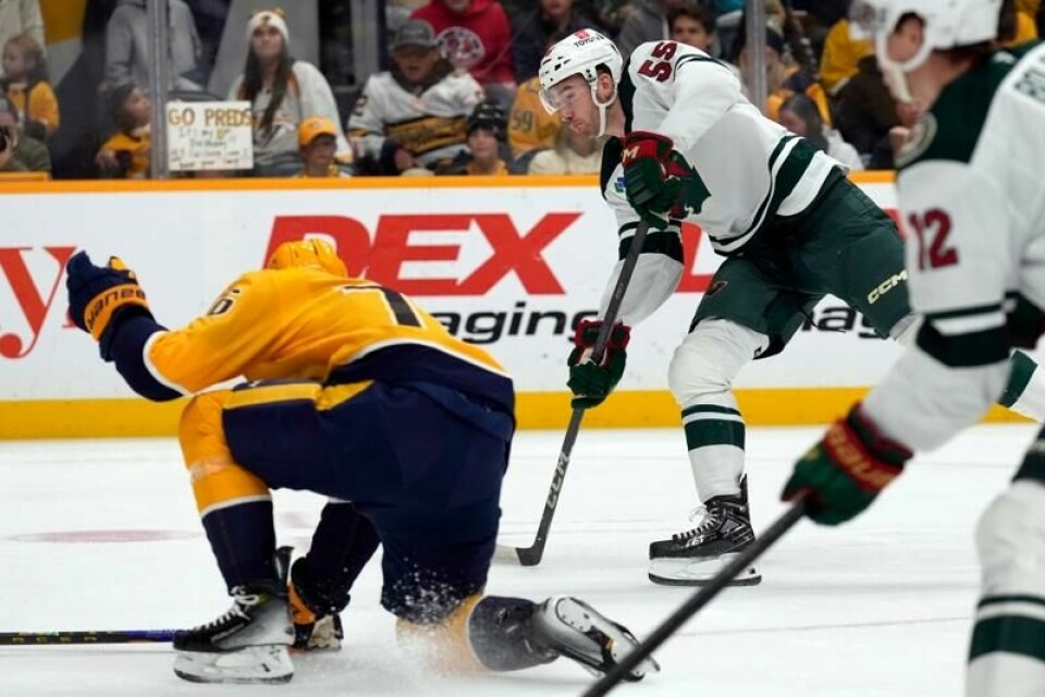 Minnesota Wild-backen David Jiricek (trøye 55) sørget for en tidlig ledelse for Wild i NHL-oppgjøret mot Nashville Predators. Men det var Predators som hadde mest grunn til å juble da kampen var over og de vant hele 6–2.