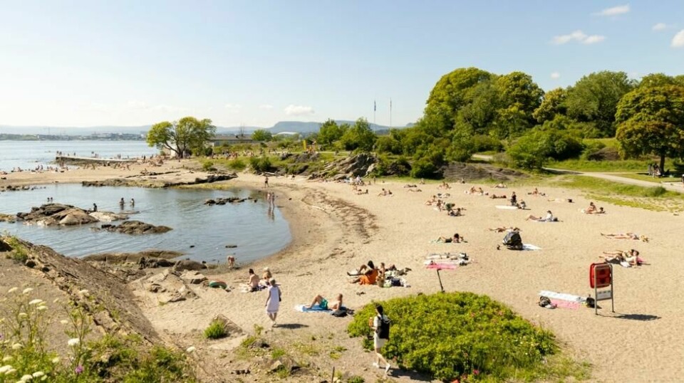 Flere var ute i varmen onsdag, her er folk ved Huk på Bygdøy i Oslo.