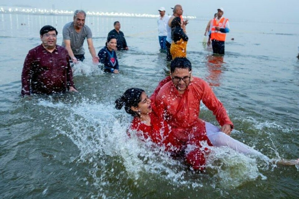 Hinduer bader i krysningspunktet mellom elvene Ganges og Jamuna og den mytologiske Saraswati-elven.
