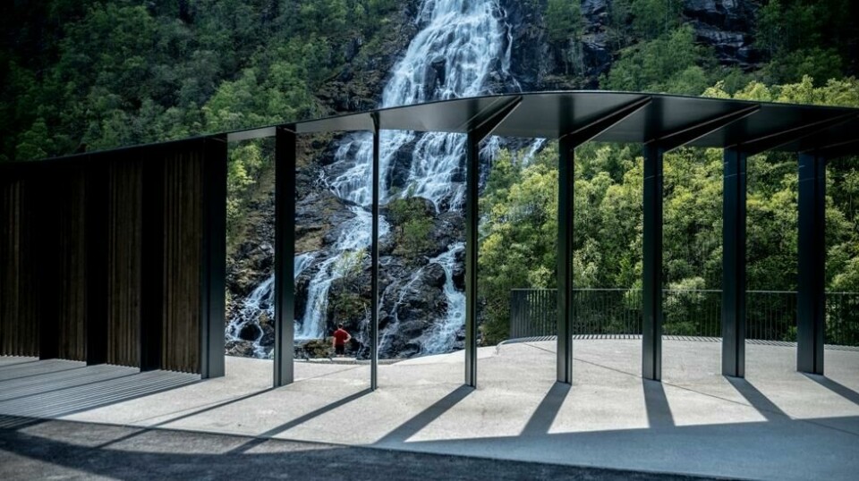 Flesefossen rasteplass i Brattlandsdalen i Suldal, Nasjonal turistveg Ryfylke.