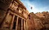 Miles Daisher basehopper foran Al Khazneh i Petra, Jordan. Foto: RedBull