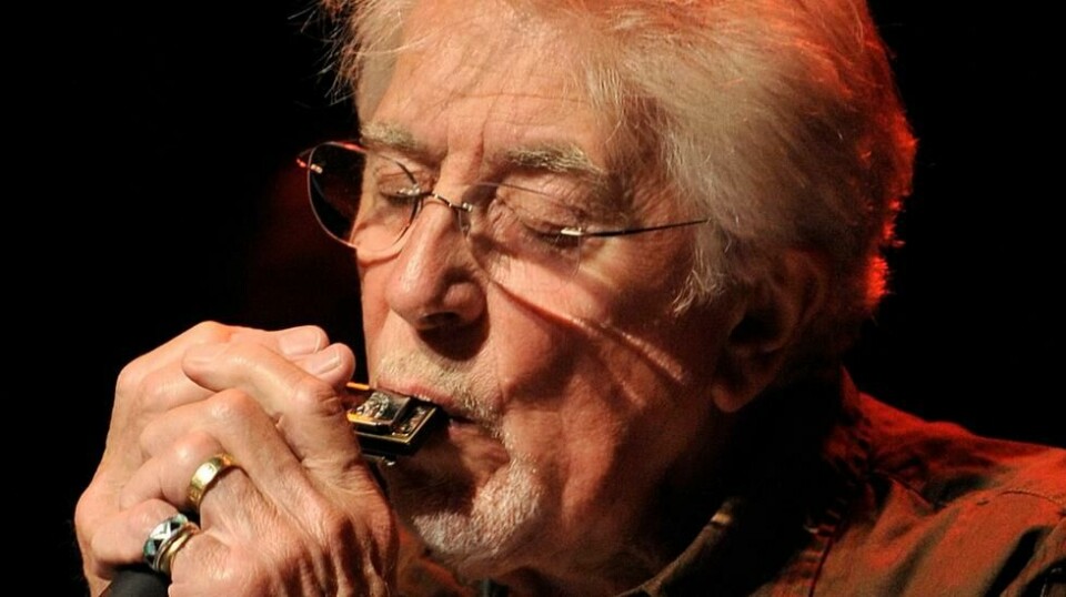 Bluesmusikeren John Mayall sammen med sitt band The Bluesbreakers på Montreux Jazz Festival i Sveits i 2008. Foto: Sandro Campardo / Keystone via AP / NTB