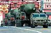 Russiske RS-24 Yars-raketter under en parade i Moskva i 2021. Slike interkontinentale raketter har en rekkevidde på opptil 12.000 kilometer og kan utstyres med atomstridshoder. Russland har over 4299 slike atomstridshoder klare til bruk, 1710 av dem alt montert på raketter og bomber, ifølge ny rapport. Foto: AP / NTB