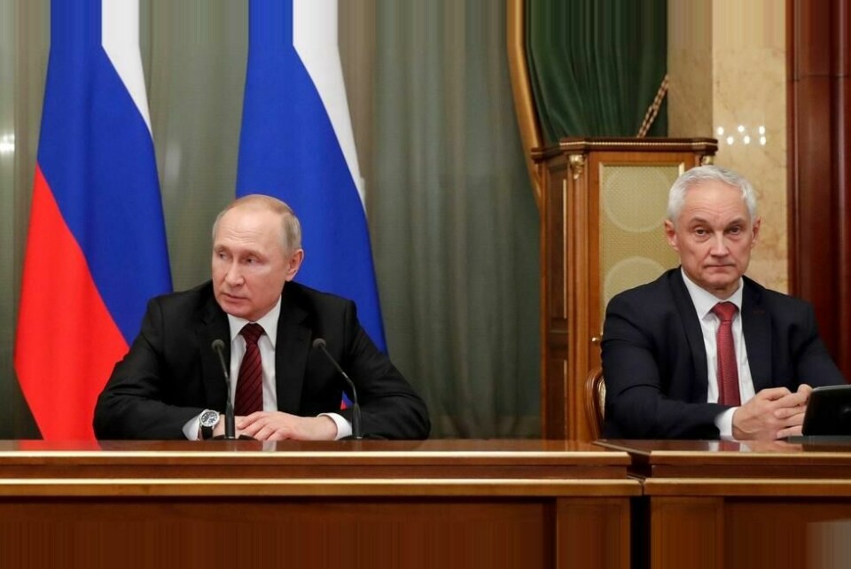 Russlands president Vladimir Putin og daværende visestatsminister Andrej Belousov under et kabinettmøte i 2023. Nå får økonomien Belousov jobben med å få orden på forsvarsøkonomien i landet. Russlands president Vladimir Putin og daværende visestatsminister Andrej Belousov under et kabinettmøte i 2023. Nå får økonomien Belousov jobben med å få orden på forsvarsøkonomien i landet. Foto: Dmitry Astakhov / AP
