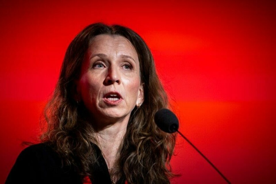Justisminister Astri Aas-Hansen har ingen planer om å legge ned politistasjonene som ble gjenåpnet mens Senterpartiet satt i regjering.