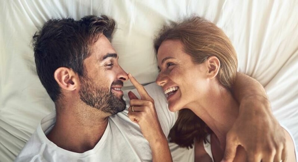 Fersk forskning viser at par som kan le og tulle med sexlivet sitt, har det bedre i forholdet – og i sengen.