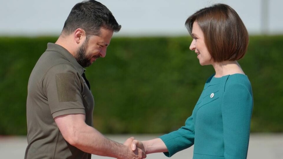 Ukrainas president Volodymyr Zelenskyj gratulerer Moldovas president Maia Sandu med å bli gjenvalgt. Her ble de fotografert sammen i juni 2023. Arkivfoto: Vadim Ghirda / AP / NTB