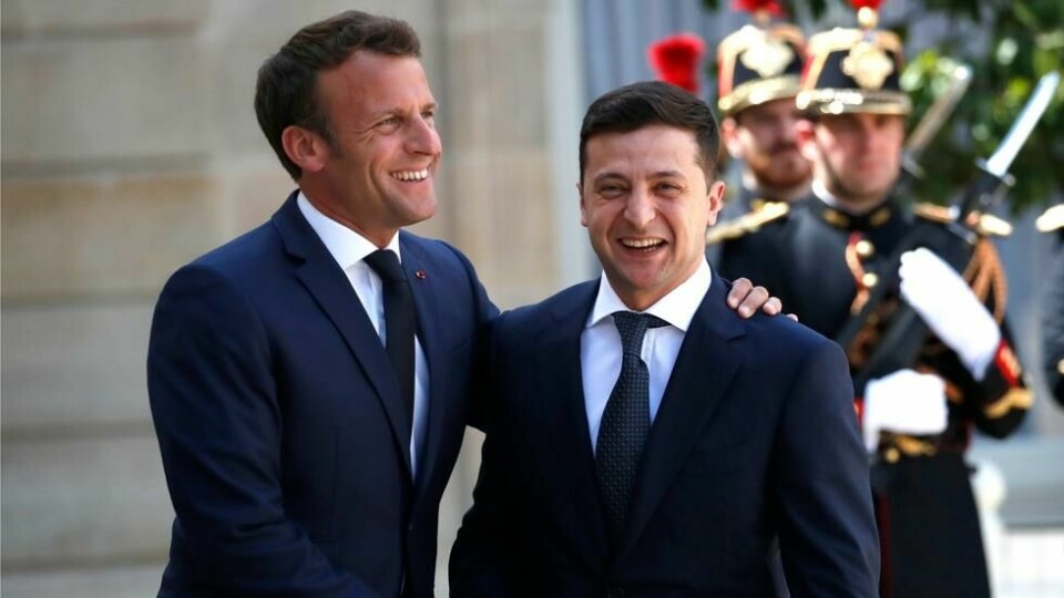 Zelenskyj ønsker et tettere bånd med Europa og Nato. Her er han avbildet sammen med Frankrikes president Emmanuel Macron. Zelenskyj ønsker et tettere bånd med Europa og Nato. Her er han avbildet sammen med Frankrikes president Emmanuel Macron. Foto: Christophe Ena / AP/NTB