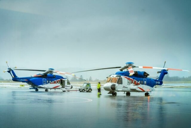 To Sikorsky S-92-helikoptre på Flesland Heliport klargjøres for flygning ut til Troll A-plattformen.