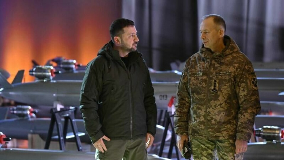 Oleksandr Syrskyj, her med Volodymyr Zelenskyj, hedret de ukrainske soldatene i Kursk. Foto: Genya SAVILOV / AFP
