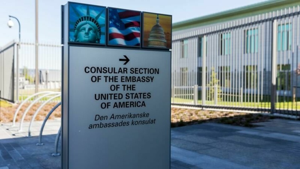 Det var på den amerikanske ambassaden mannen arbeidet.