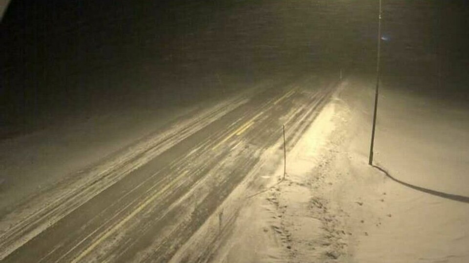 Uværet påvirker trafikken i store deler av landet. På søndag ventes det snøfokk over Saltfjellet.