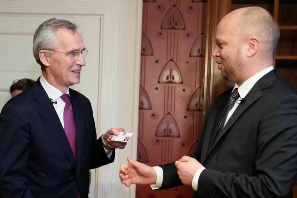 Nøkkeloverrekkelse i Finansdepartementet mellom Trygve Slagsvold Vedum (Sp) og Jens Stoltenberg (Ap).