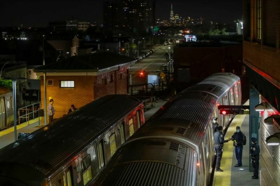 Bildet er tatt i mai 2020 på T-banestoppet Coney Island Stillwell Avenue i Brooklyn i New York, samme stoppet som hendelsen skjedde søndag.