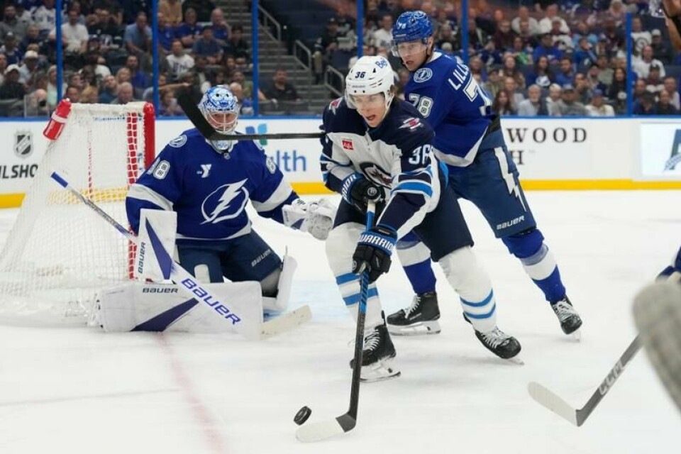 Emil Lilleberg (nummer 78) i duell med Winnipeg Jets-spiller Morgan Barron (36) i nattens NHL-oppgjør. Lilleberg og Tampa Bay vant kampen 4–1.
