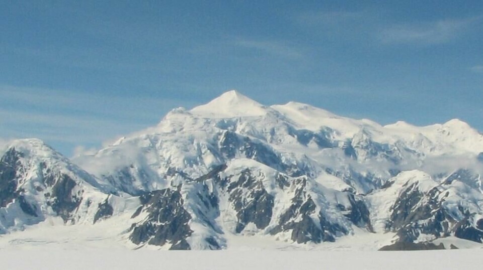 5959 meter høye Mount Logan er Canadas høyeste fjell og et yndet mål for fjellklatrere. Mandag rammet to kraftige jordskjelv området, Nå sitter en kvinnelig, argentinsk fjellklatrer fast i flere tusen meters høyde og venter på å bli reddet. Illustrasjonsfoto: Wikimedia Commons.