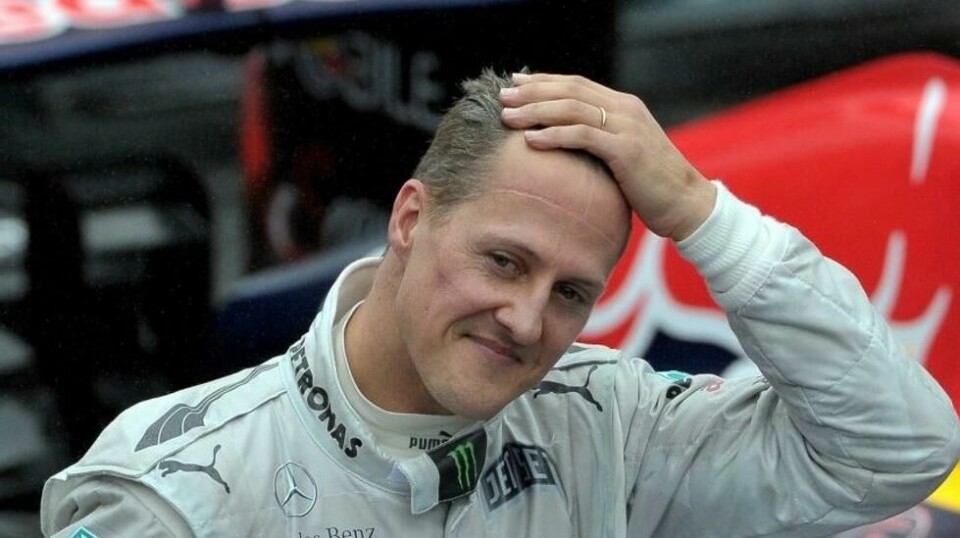 HELE VERDEN: Motorsport-fans over hele verden reagerer på at Mercedes ikke lenger vil kjøre med teksten «Keep Fighting Michael» på bilene sine. Foto: Yasuyoshi Chiba / AFP