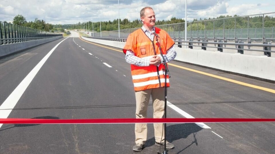 ÅPNER VEIER: En rekke nye veiprosjekter har sett dagens lys under samferdselsminister Ketil Solvik-Olsen (Frp). Men hvordan står det til med Frps bompengebruk? Det vil Senterpartiet nå ha svar på.