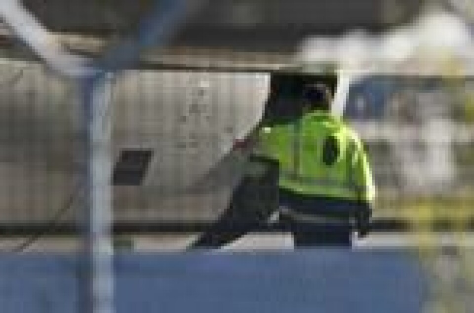 Inspeksjon av det skadde motordekselet på flyplassen i Sydney mandag, etter nødlandingen. Scanpix/AFP/William West. Inspeksjon av det skadde motordekselet på flyplassen i Sydney mandag, etter nødlandingen. Scanpix/AFP/William West.