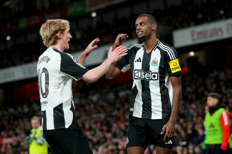 Alexander Isak (til h.) gratuleres av Anthony Gordon etter å ha scoret ledermålet i Newcastles bortekamp mot Arsenal i ligacupens semifinale.