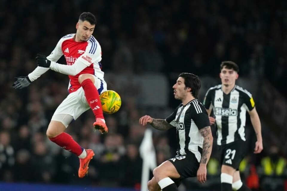 Gabriel Martinelli i duell med Sandro Tonali mens Tino Livramento følger med. Newcastle-spillerne gjorde det vanskelig for Arsenal i tirsdagens ligacupkamp. Gabriel Martinelli i duell med Sandro Tonali mens Tino Livramento følger med. Newcastle-spillerne gjorde det vanskelig for Arsenal i tirsdagens ligacupkamp. Foto: Kirsty Wigglesworth, AP / NTB