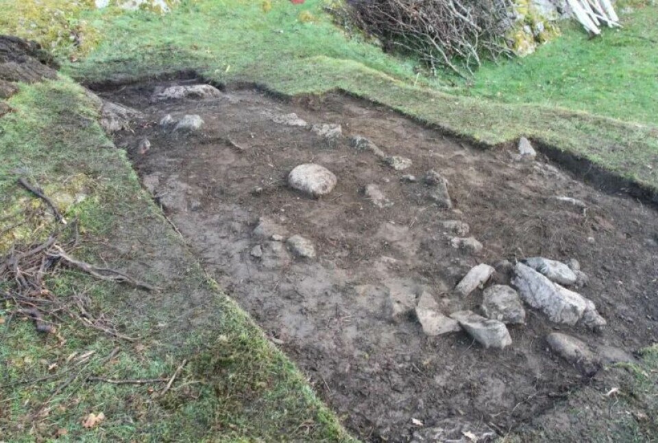 Steinen som omtales som en vulvastein, ble funnet i midten av graven, mellom et halssmykke og en bronsenøkkel. Dens plassering er alt annet enn tilfeldig, ifølge arkeologene. (Foto: Universitetsmuseet i Bergen, rød sirkel lagt til av forskning.no) Steinen som omtales som en vulvastein, ble funnet i midten av graven, mellom et halssmykke og en bronsenøkkel. Dens plassering er alt annet enn tilfeldig, ifølge arkeologene. (Foto: Universitetsmuseet i Bergen, rød sirkel lagt til av forskning.no) Foto: forskning