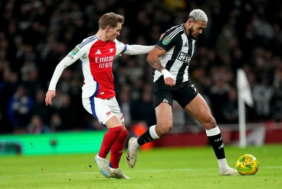 Martin Ødegaard fikk spesialoppvartning fra Joelinton i ligacupsemifinalen i London tirsdag. Martin Ødegaard fikk spesialoppvartning fra Joelinton i ligacupsemifinalen i London tirsdag. Foto: Kirsty Wigglesworth, AP / NTB