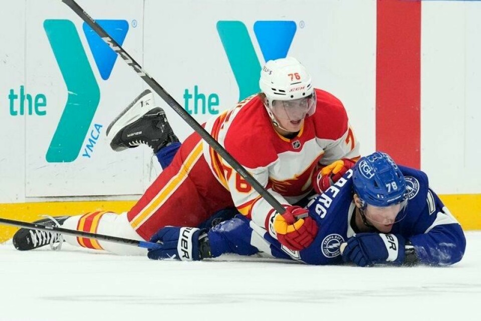 Norske Emil Lilleberg, her fotografert etter en takling fra Calgarys Martin Pospisil, fikk snaut 13 minutter på isen da Tampa Bay Lightning sikret seg en ny hjemmeseier torsdag.