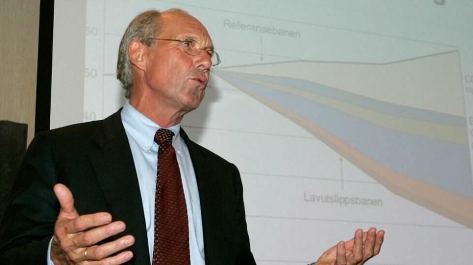 NYE KRISETANKER: Jørgen Randers, her da han i sin tid overleverte konklusjonene fra Lavutslippsutvalget han ledet, vill sammen med Thorvald Grung Moe at staten skal finansiere corona-krisetiltak ved å trykke penger.