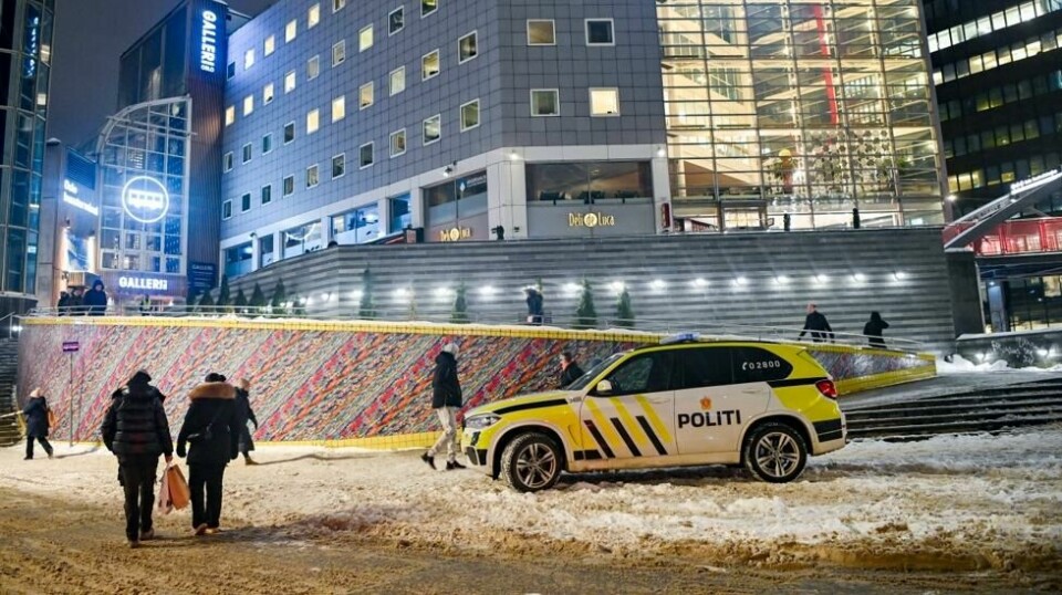 Bombegruppen er på stedet etter at en mindre, eksplosiv gjenstand ble funnet på person ved Galleri Oslo.