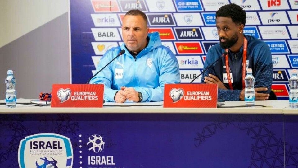Kaptein Eli Dasa og Israels landslagssjef Ran Ben Shimon under en pressekonferanse med Israels herrelandslag i fotball på Nagyerdei Stadion før VM-kvalifiseringskampen mot Norge.