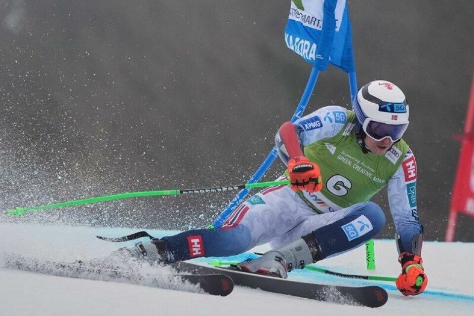 Henrik Kristoffersen i aksjon i Slovenia.