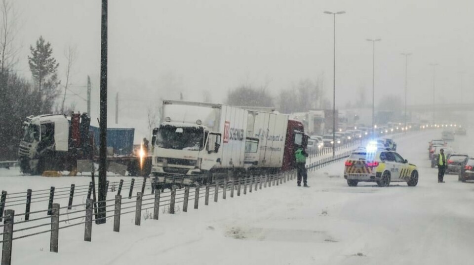 Nødetatene på stedet etter en trafikkulykke mellom vogntog og bil på E6 mellom Kløfta og Jessehim i januar i fjor. To personer ble skadd, men ulykken var uten dødelig utfall. Vogntog var involvert i 30 prosent av alle dødsulykker i fjor.