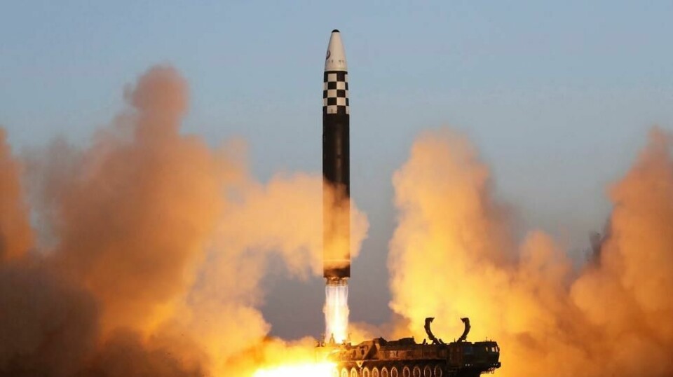 Et bilde av det som ifølge nordkoreanske myndigheter er oppskytningen av en interkontinental ballistisk rakett fra Sunan-flyplassen i Pyongyang i mars i fjor. Foto: KCNA / AP / NTB