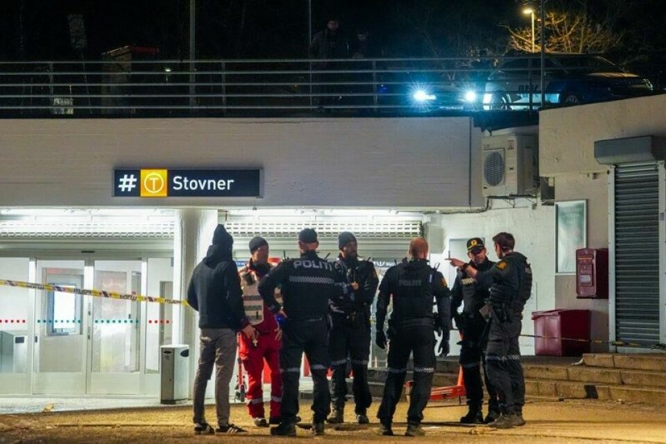 Det var mange politifolk på T-banestasjonen.