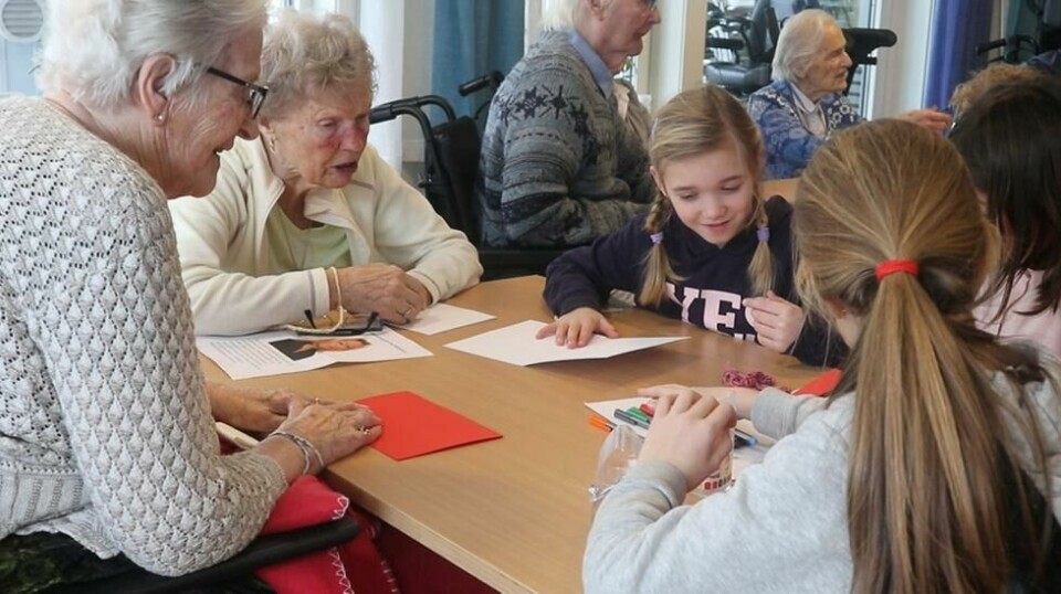 Åslaug (92) (t.v.), Astrid (85), Sara (8), Olivia (8) og Petra (9) laget kort til hverandre under et generasjonsmøte mandag. Foto: Leni Aurora Brækhus / ABC Nyheter