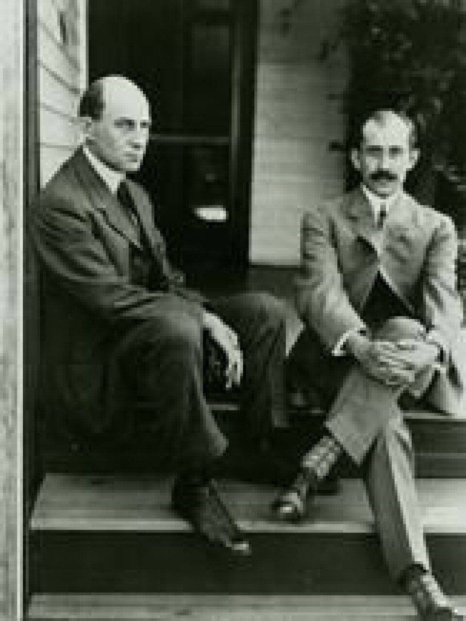Wilbur (t.v.) og Orville Wright på verandaen foran hjemmet i Dayton Ohio i 1909. Det var først fem-seks år etter den første flyvningen at brødrene fikk annerkjennelse for bragden. Wilbur (t.v.) og Orville Wright på verandaen foran hjemmet i Dayton Ohio i 1909. Det var først fem-seks år etter den første flyvningen at brødrene fikk annerkjennelse for bragden. Foto: AFP/NTB