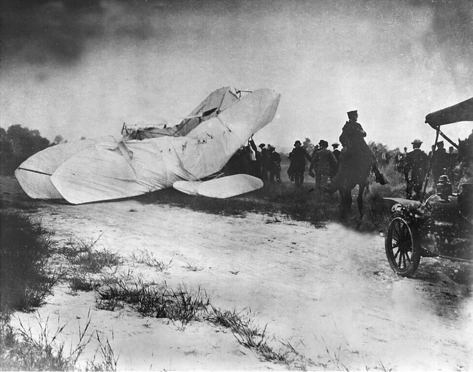 Amerikanske soldater løpet til ulykkesstedet for å hjelpe ut Orville Wright og Thomas E. Selfridge 17. september 1908. Wright overlevde ulykken tross alvorlige skader, mens Selfridge fikk den uheldige æren av å bli den første som omkom etter en flyulykke med et motorisert fly. Amerikanske soldater løpet til ulykkesstedet for å hjelpe ut Orville Wright og Thomas E. Selfridge 17. september 1908. Wright overlevde ulykken tross alvorlige skader, mens Selfridge fikk den uheldige æren av å bli den første som omkom etter en flyulykke med et motorisert fly. Foto: AP