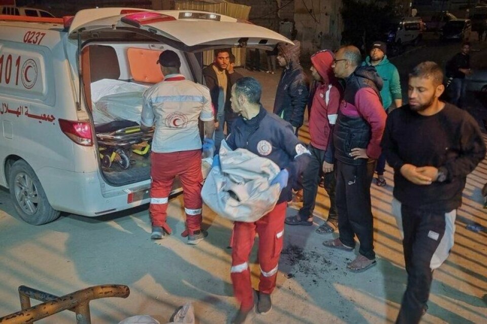 En ambulanse fraktet ofre etter et israelsk luftangrep til sykehus i Khan Younis natt til tirsdag.