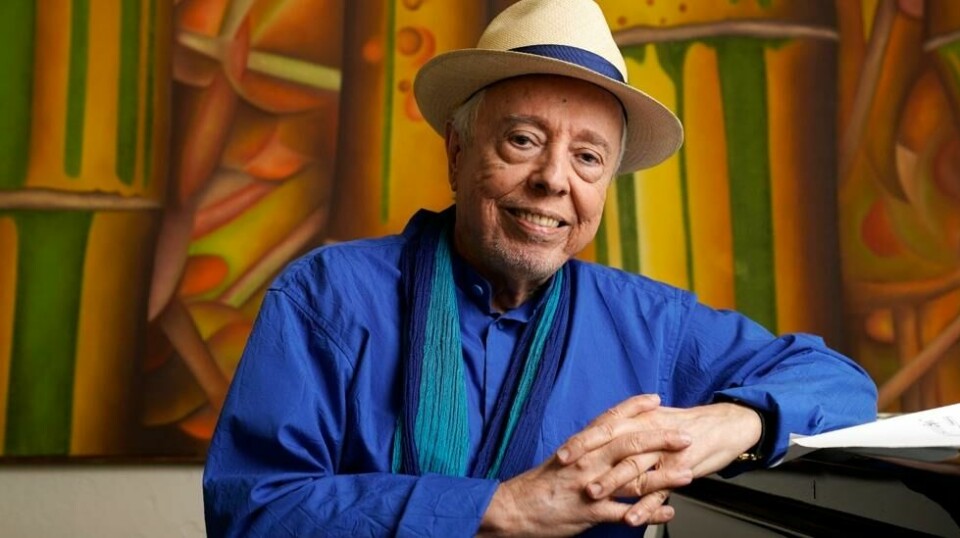 Sergio Mendes, som gjorde bossanova populær utenfor Brasil på 1960-tallet og fikk en global hit med sangen «Mas Que Nada», er død etter lengre tids kamp mot langtidsvirkningen av covid, opplyser familien hans. Arkivfoto: Chris Pizzello / AP / NTB