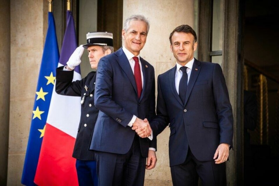 Statsminister Jonas Gahr Støre tas imot av Frankrikes president Emmanuel Macron på Ukraina-toppmøtet i Paris.