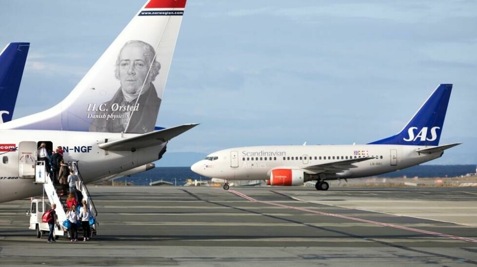 Kabinansatte i både SAS og Norwegian har rutiner for hva som skal gjøres i medisinske nødstiuasjoner.